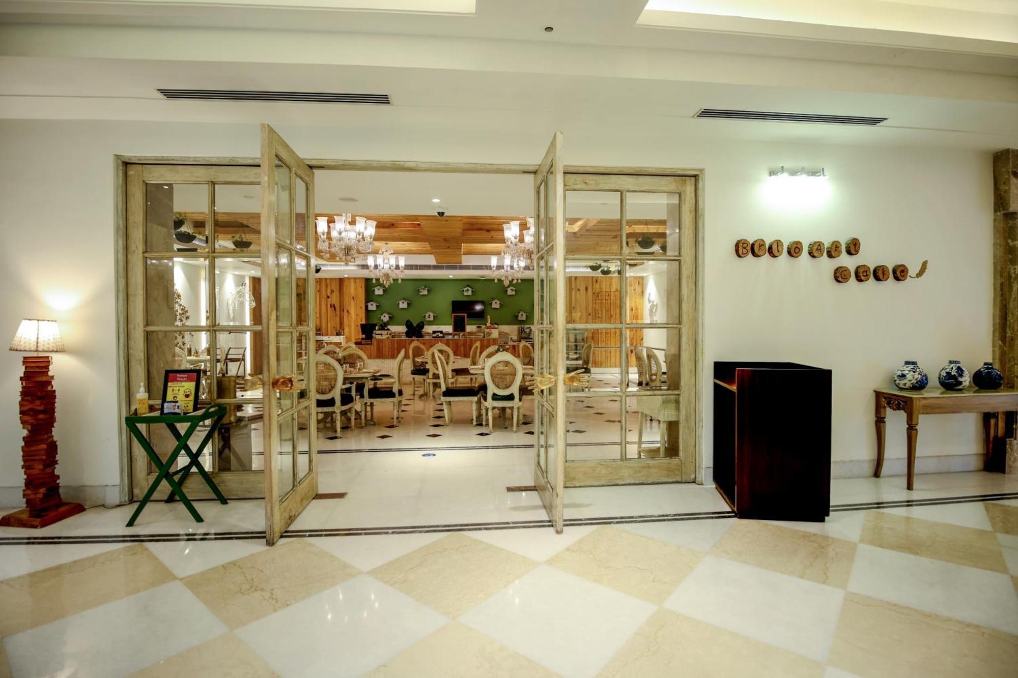 Ramada Plaza By Wyndham Lucknow Hotel Exterior photo