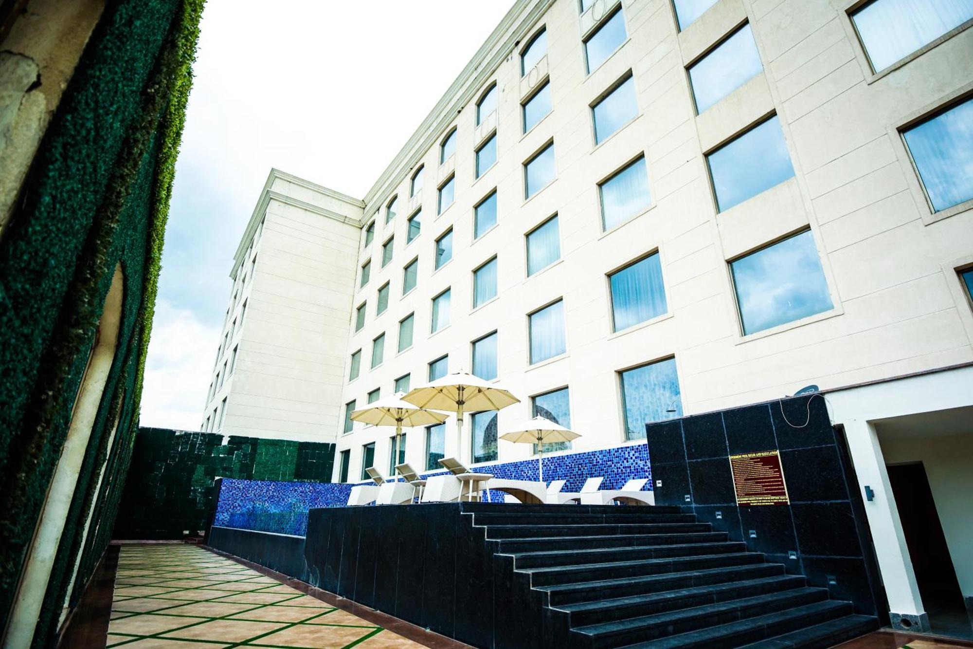 Ramada Plaza By Wyndham Lucknow Hotel Exterior photo