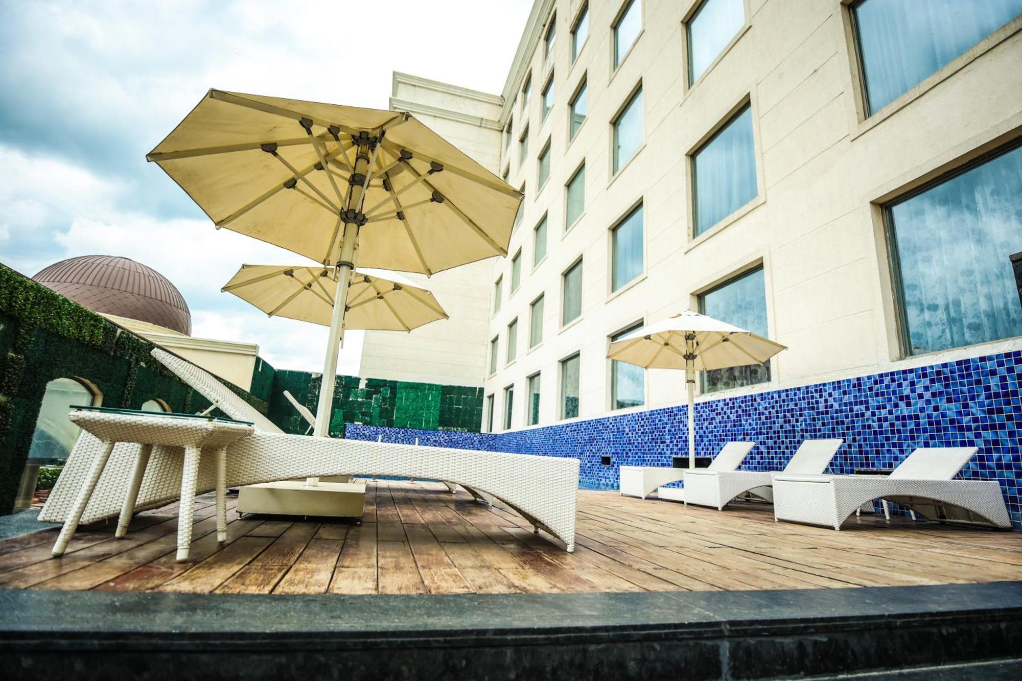 Ramada Plaza By Wyndham Lucknow Hotel Exterior photo