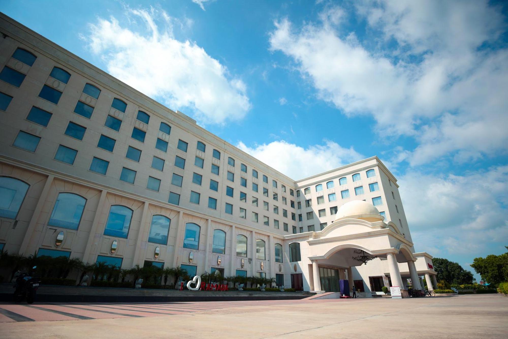 Ramada Plaza By Wyndham Lucknow Hotel Exterior photo