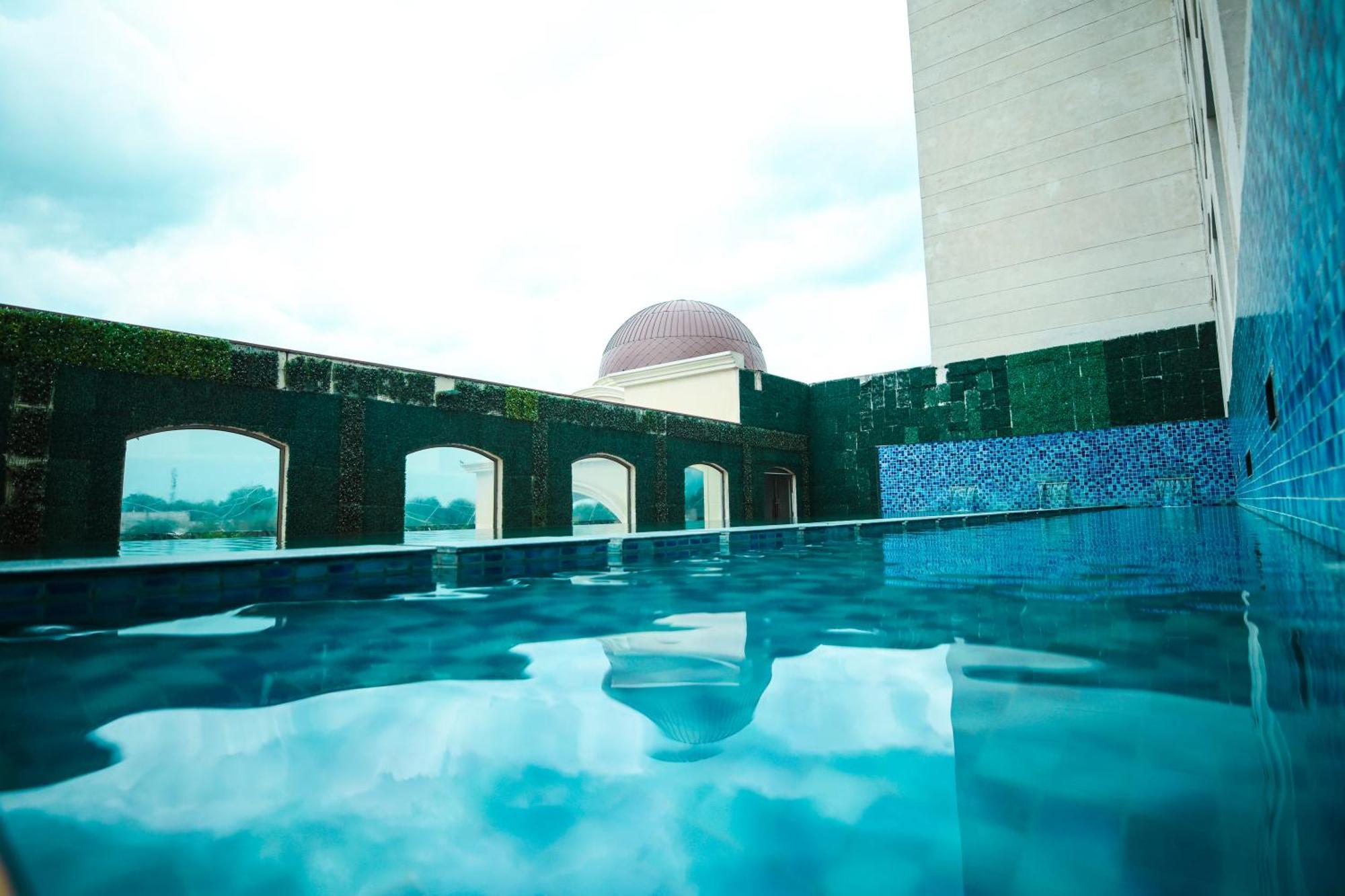 Ramada Plaza By Wyndham Lucknow Hotel Exterior photo